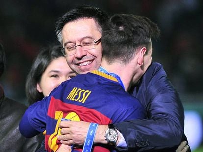Bartomeu abraza a Messi, en Yokohama en 2015.