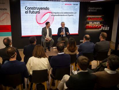 El periodista de EL PAÍS, Hugo Gutiérrez (izquierda), entrevista al CEO de Santander España, Ángel Rivera, durante el evento del pasado martes en el Work Café Santander.