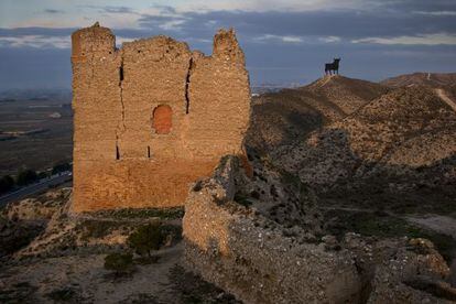 Ruinas del castillo de Alfajar&iacute;n, en los Monegros, elevado sobre el valle del Ebro y el camino de Zaragoza a Barcelona. 