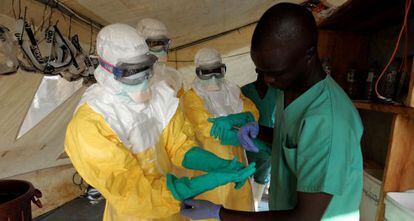 La OMS ha acudido a África Occidental para hacer frente al brote de ébola.