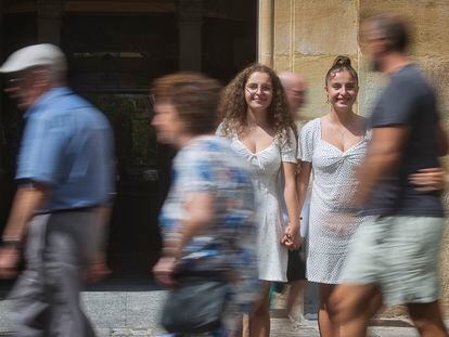Adriana (izqda.) y Bárbara Junquera (dcha.), en la puerta del Ayuntamiento de Algeciras, Cádiz, este viernes.