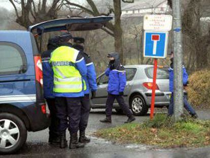 Gendarmes franceses trabajan fuera de la residencia de las dos hermanas detenidas.