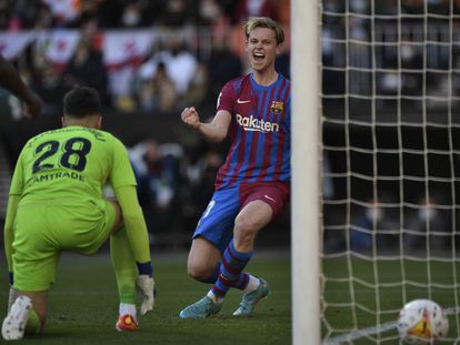 Frenkie de Jong celebra el segundo gol del Barcelona ante el Valencia.