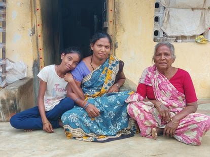 En el centro, Jamuna Chatla, paciente de lepra, junto a su hija y su madre, poco antes de que esta falleciera por coronavirus.