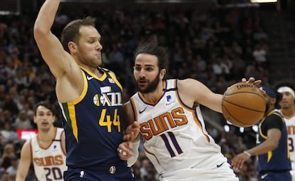 Ricky Rubio (i), defendido por Bojan Bogdanovic, de Utah Jazz.