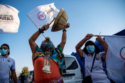 La candidata de izquierda a la Asamblea Constituyente del Partido Popular, la mapuche Juanita Millal, golpea un instrumento durante una visita a un barrio pobre de Santiago el 23 de marzo de 2021.