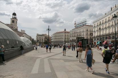 Ambiente en la remodelada Puerta del Sol de Madrid, el viernes.