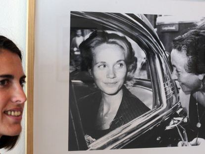 Una joven pasa junto a una fotografía de la actriz Eva Marie Saint, cuando asistió en 1959 al estreno en el Festival donostiarra de 'Con la muerte en los talones', de Hitchcock.