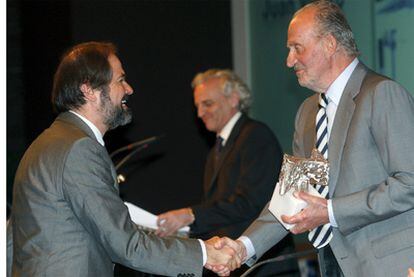Juan Villoro recibió de manos del Rey Juan Carlos el premio de Periodismo Reyes de España en su apartado Iberoamericano