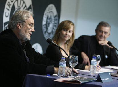 Manuel Gutiérrez Aragón, a la izquierda, debate sobre Buñuel con la profesora Amparo Martínez Herranz y el ensayista Agustín Sánchez Vidal, ayer en el Círculo de Bellas Artes de Madrid.