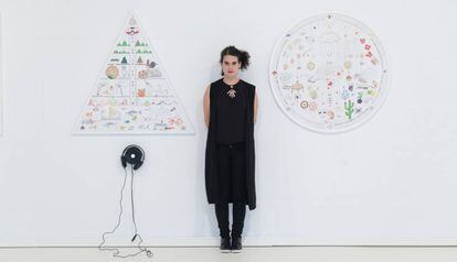 Ana García-Pineda junto a una de sus obras que pueden verse en la Fundación Miró.