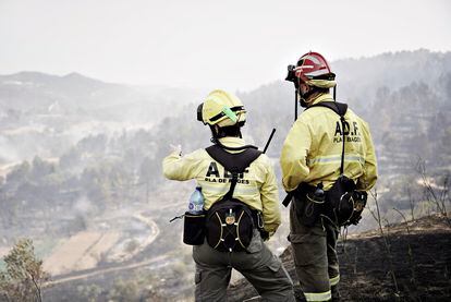 Los servicios de emergencia trabajan en las labores de extinción del incendio del Bages, este lunes.  
