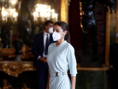 La reina Letizia, vestida con un diseño de María Barragán, durante la recepción en el Palacio Real el 12 de octubre de 2021.