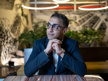 Najwan Darwish, poeta, periodista y crítico literario árabe, el 11 de noviembre de 2023, en Bogotá (Colombia).
