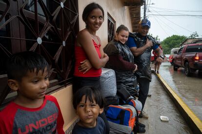 Con paciencia, las familias con niños esperan bajo la lluvia a ser atendidos en la oficina de inmigración de Trojes. Obtener los papeles es la única forma segura (administrativamente) para poder cruzar el país y llegar hasta la siguiente frontera, la de Guatemala. 