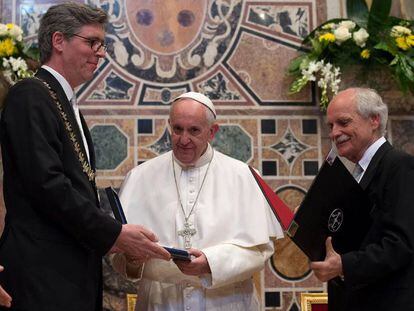 El papap Francisco recibe el premio Carlomagno este viernes en el Vaticano.