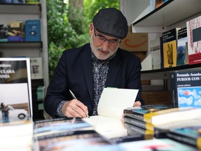 Fernando Aramburu durante la firma de algunas de sus novelas en la Feria del Libro de Madrid 2023, el pasado sábado.