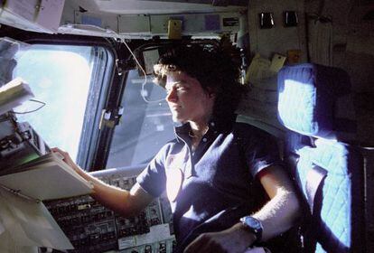 Sally Ride, la primera mujer estadounidense en viajar al espacio, abordo del transbordador espacial Challenger.