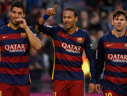 Su&aacute;rez, Neymar y Messi celebran un gol.