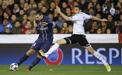 Ibrahimovic dispara ante la oposicion de Rami.