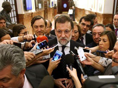 Mariano Rajoy responde a los periodistas este miércoles en los pasillos del Congreso.
