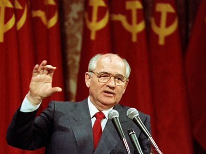 Mijáil Gorbachov, entonces presidente de la Unión Soviética, se dirige a un grupo de empresarios en San Francisco (EE UU), en junio de 1990.