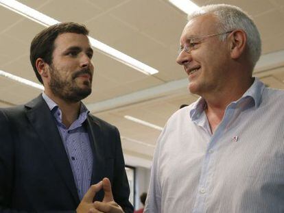 El candidato de IU a la presidencia del Gobierno, Alberto Garz&oacute;n, conversa con el coordinador general de IU, Cayo Lara, durante la reuni&oacute;n de la Presidencia Federal de IU, el pasado viernes.