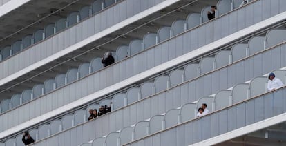 Pasajeros del crucero Diamond Princess, en cuarentena en el puerto de Yokohama, miran desde los balcones de la embarcación.