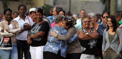 Dos mujeres celebran que una de ellas ha obtenido un visado para EE UU, este miércoles La Habana.