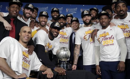 Los Cavaliers posan como campeones del Este.