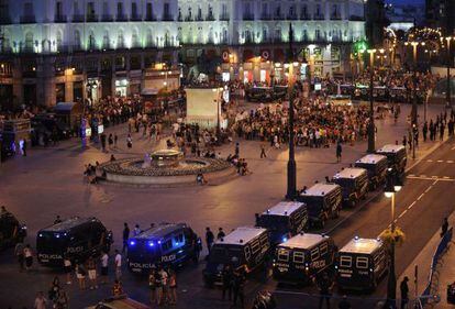 La policía rodea a manifestantes contrarios a la visita papal.