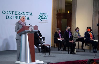 Sánchez Cordero y algunas funcionarias que acudieron a 'la mañanera'.