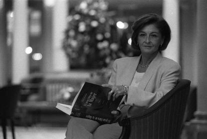 La ginecóloga Elena Arnedo posa con 'El gran libro de la mujer', que ella dirigió. La foto es de 1997.