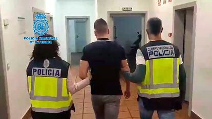 Agentes de la Policía trasladan a uno de los detenidos en la operación.