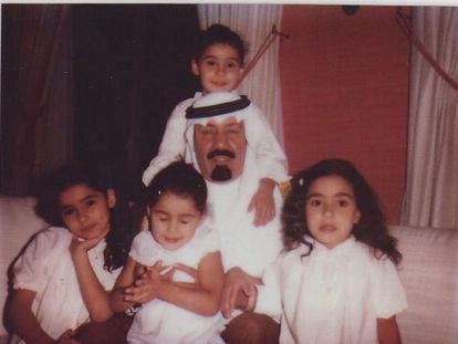 El rey Abdal&aacute; con sus hijas, en una fotograf&iacute;a que subi&oacute; su segunda mujer a su cuenta de Twitter.