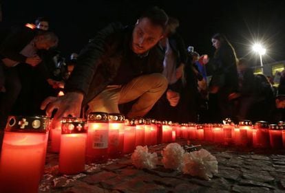 Un hombre enciende una vela en recuerdo del genocidio armenio en Berlín.