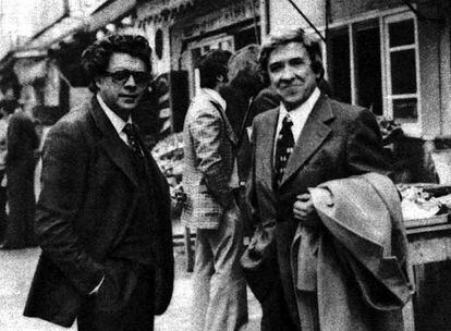 Santiago Carrillo, con peluca y lentillas, a pocos kilómetros de la frontera francesa. Junto a él, a la izquierda, Teodulfo Lagunero, empresario que organizó el regreso en automóvil a España del líder comunista. La foto fue tomada en los primeros días de febrero de 1976.