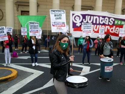 Un grupo de mujeres se manifiesta contra la violencia en Buenos Aires, en el quinto aniversario del movimiento Ni una Menos, en 2020.