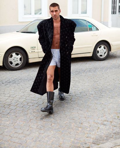 Kortajarena, ante un taxi lisboeta con abrigo Dolce&Gabbana, calzoncillo Dior Men y botas Prada.  