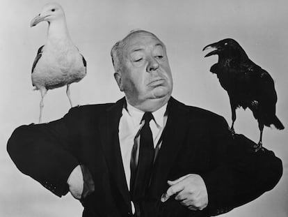 Alfred Hitchcock posando en 1963 en una imagen promocional de su película 'Los pájaros'.