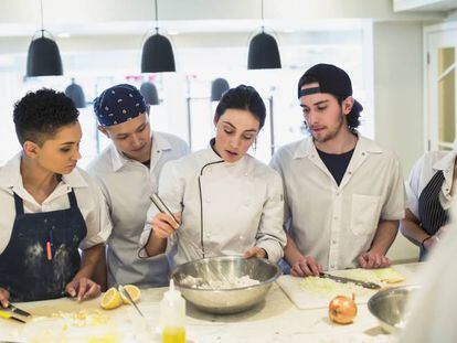 Los grandes chefs defienden la figura del becario sin remunerar