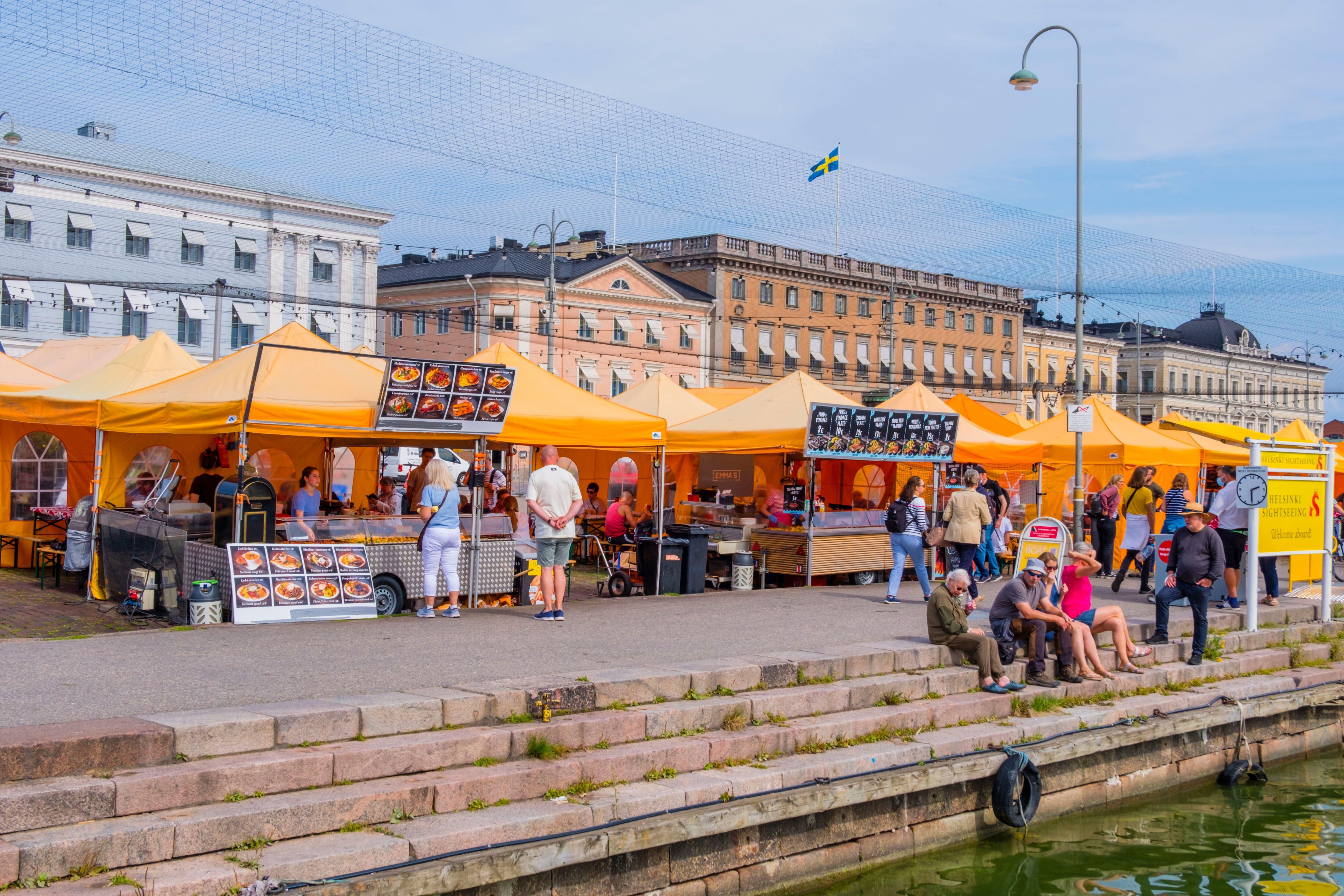 Algunos de los puestos de la plaza del Mercado (Kauppatori), en la ciudad de Helsinki.