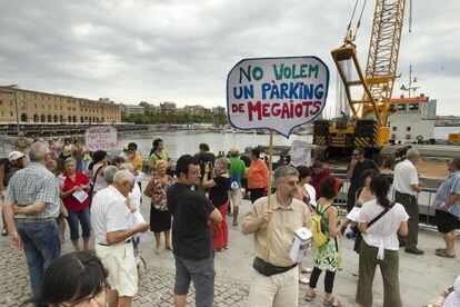 Concentraci&oacute;n en contra de la marina de lujo en el Port Vell.  