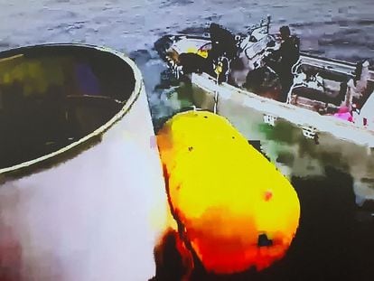 Imagen difundida por el Ministerio de Defensa surcoreano en la que se muestra aparentemente una parte del satélite norcoreano que cayó en el mar Amarillo este miércoles.