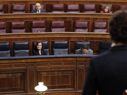 El presidente del Gobierno, Pedro Sánchez (i) escucha al líder de la oposición, Pablo Casado (de espaldas) durante la sesión de control al ejecutivo en el Congreso en Madrid este miércoles.