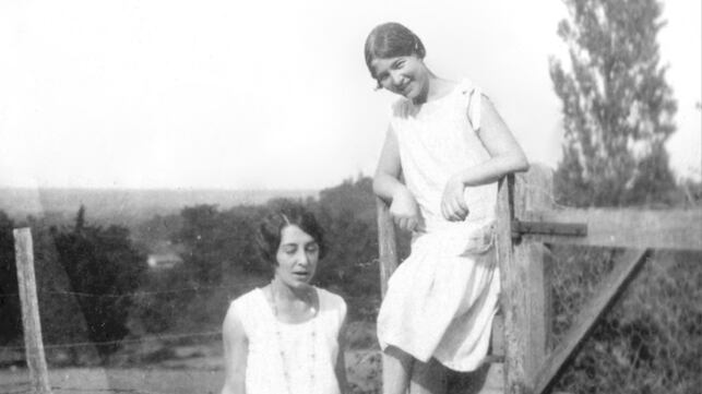 Élisabeth Zaza (izquierda) y Simone de Beauvoir, en Gagnepan (Francia) en 1928.