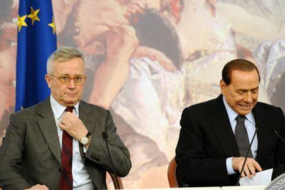 El primer ministro italiano, Silvio Berlusconi, junto a su ministro de Economía, Giulio Tremonti.