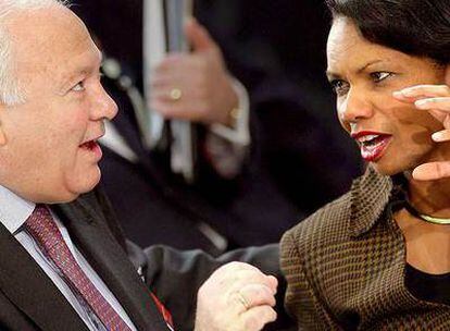 Miguel Ángel Moratinos habla con la secretaria de Estado estadounidense, Condoleezza Rice, ayer en Bruselas.