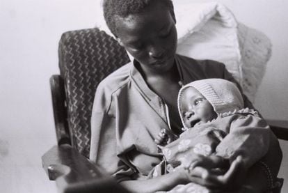Claudine Ombeni, una las miles de congole&ntilde;as violadas durante la guerra, con el beb&eacute; fruto del ultraje. Mois&eacute;s muri&oacute;, &ldquo;quiz&aacute;s de hambre&rdquo;, dice la madre. 