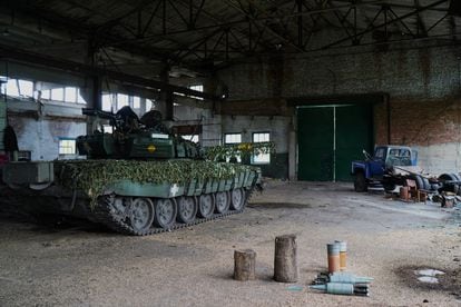 2023 年 5 月 1 日、タンク番号 27 が保管および保守されている、ウクライナのザポリージャ地方のフリャイポール村の倉庫。